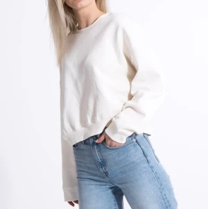 Vit sweatshirt - Vit sweatshirt från lager 157.  Jättefin men passade inte mig, därav sitter även lappen kvar!☺️ Storlek M.