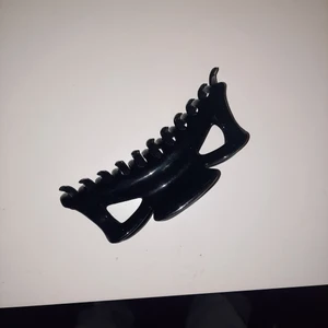 Hårklämma  - Säljer denna fina hårklämma. Då jag inte använder den. Den är ändå ganska stor (se bild3) skulle säga att den e bra om mqn har tjockt hår. Frakten står du för.                Vi kommer överens om frakten pris