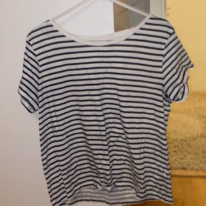 Randig trendig tröja - Knappt använd köpt på hm