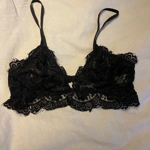 Bh  - Säljer en jätte fin spets bh som man både kan använda under en kavaj till festligare stunder helt enkelt som en vanlig bh. Säljer pga av för för liten storlek🌟🌟