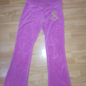 Juicy couture velour byxa - I fint skick för att vara äkta vara från 2000talets formtopp! Storlek L på lappen men jag tycker de verkar vara mer en S 🤷 inbroderad juicy på baken och perfekt lätt utsvängda nertill. 