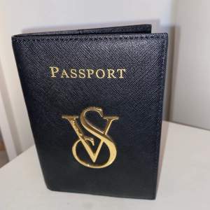 Svart fodral för pass och boardingkort. Äkta läder