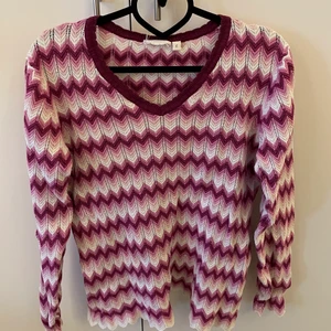 Långärmad tröja som passar S/M - Strechig och mysig stickad tröja som passar S/M💕 Köpt på second hand för 160kr men säljer för 110kr💜 Den har ett litet hål på tröjan som inte syns på men går lätt att sy ihop. Högsta bud är på 140kr