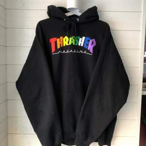Thrasher hoddie ”rainbow mag” i strl XL. Den är i fint skick. Säljer pågrund av att den inte längre används. Nypris 999kr. Köparen står för frakten✨