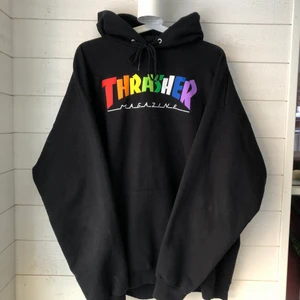 Thrasher hoodie - Thrasher hoddie ”rainbow mag” i strl XL. Den är i fint skick. Säljer pågrund av att den inte längre används. Nypris 999kr. Köparen står för frakten✨