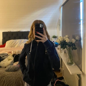 Lager157, hoodie med dragskedja, S - En mörkblå hoodie med en guldig dragskedja, och vita snören till luvan, storlek S, väldigt fin färg (mörk blå). Rekommenderar bra att ha exempel över en t-shirt eller topp. Hyfsat ny bara använt ca tre gånger.