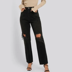Jeans från NA-KD - Jeans med slitning från nakd. Använd fåtal gånger strl 32
