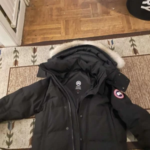 Canasta goose wyndham - Canada goose storlek S säljes då den va för tight köpt från Johnells. Tyvärr tappat bort kvittot men har orderbekräftelsen kvar. Endast swish betalning. Hämtas på plats eller köpare står för frakt