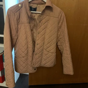 Beige jacka från Stockh Lm strlk 36 - Köpt för flera år sedan, men knappt använd. Färgen är en gyllene beige. 