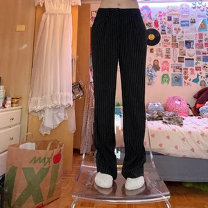 Randiga kostymbyxor - Säljer mina randiga kostymbyxor från Nakd då dom är förstora för mig. Jag är 173cm lång☺️ hör av dig vid frågor eller funderingar🥰 köparen står för frakt 📦 (66kr)