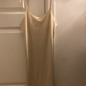 shein klänning storlek xs  - beiges klänning, köpt på shein. Super fin klänning !💗