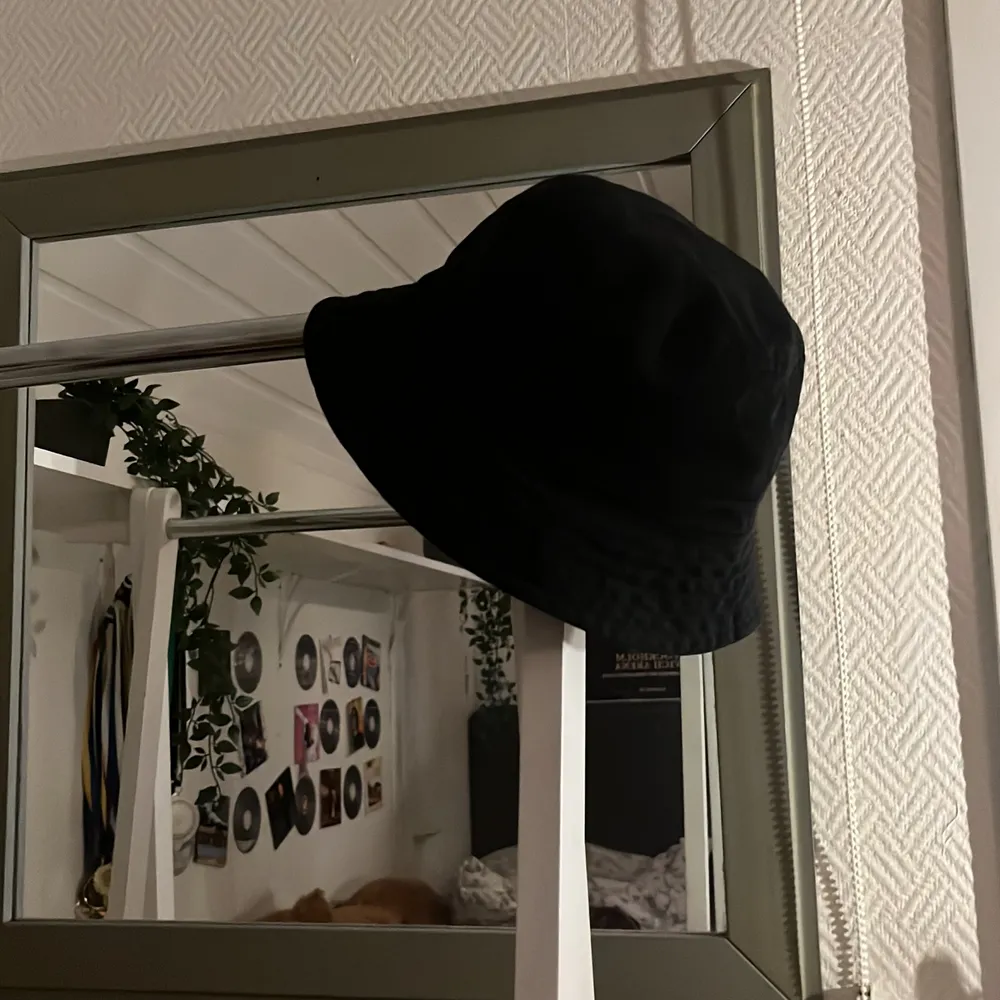 Vanlig svart buckethat, nästan aldrig använd. Köpt på MONKI.     Nypris: 150. Accessoarer.