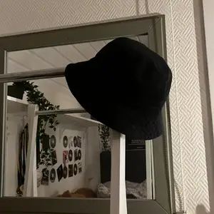 Vanlig svart buckethat, nästan aldrig använd. Köpt på MONKI.     Nypris: 150