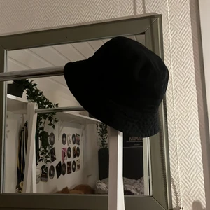 Buckethat - Vanlig svart buckethat, nästan aldrig använd. Köpt på MONKI.     Nypris: 150