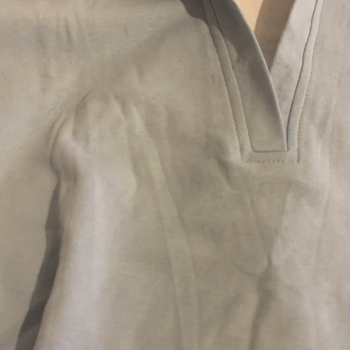 Blå skjorta, med vit strand över brösten - 91