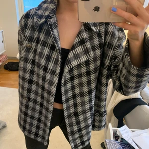 Renato balestra kappa - Renato balestra kappa i jättefint skick! Köpt second hand, men otroligt fin kvalitet. Hittar ingen storlek i men jag på bilden har vanligtvis XS-S, tror dock den skulle passa upp till M och kanske även L då den är rätt så rymlig på mig!