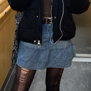 kjol - skitsnygg jeanskjol från Bondelid, köpt second hand! Står strl XS men passar mer som en S/M. I bra skick💕(Är du intresserad? Ett snabbt köp uppskattas då jag efter ett tag donerar kläderna till secondhandbutiker)