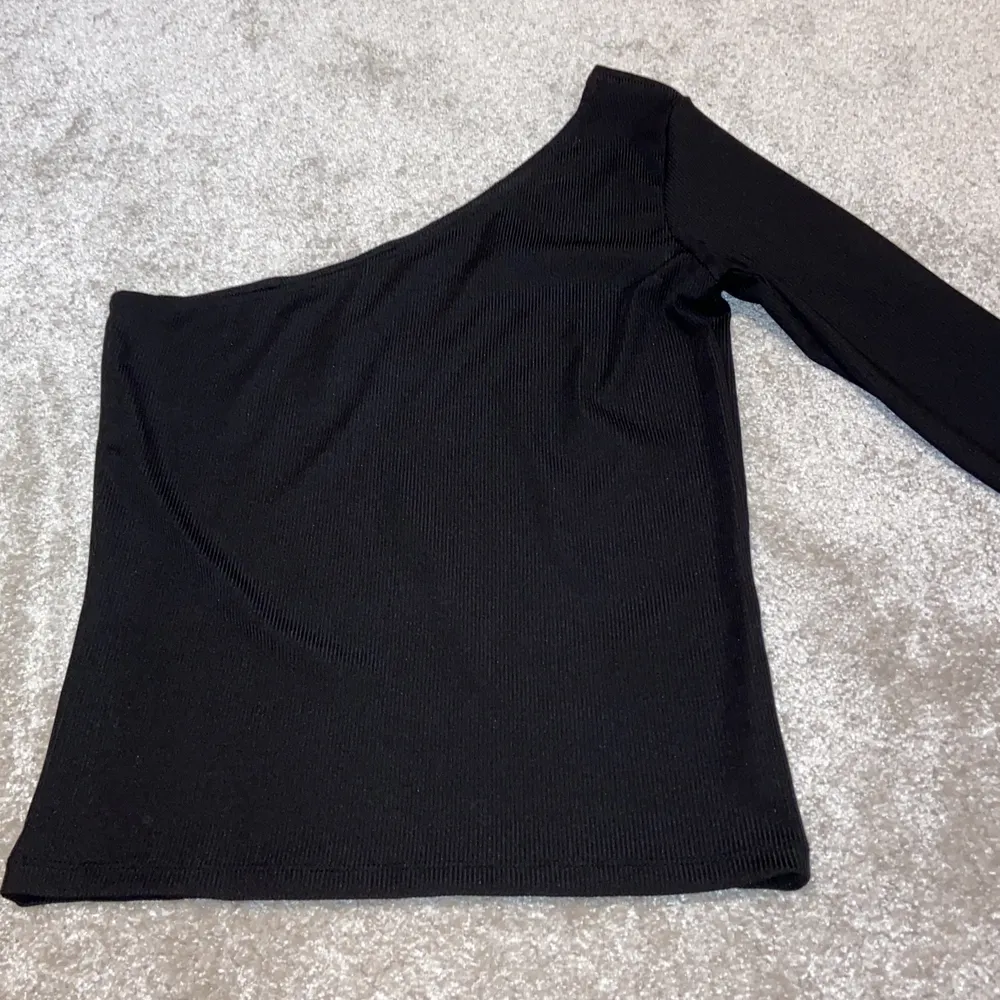 Nytt skick aldrig använts. Assymetrisk svart tröja från Gina tricot. Toppar.