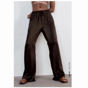Satin siden byxor  Zara - Byxor i satin/siden från Zara, i nyskick med prislappen kvar. För små för mig. Storlek S. Köpta för 299 kr. Jättefin trendig brun färg, jätteskönt material 