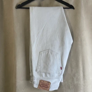Levis 501 vintage - Ovanliga Levis 501:or i en otroligt snygg färg som beskrivs som en blandning mellan grön/grå och beige. Dessa är storlek 33/36 och är därför för stora för mig som är 170cm. Skulle uppskatta att dessa sitter bra på dig som är ca 185cm.