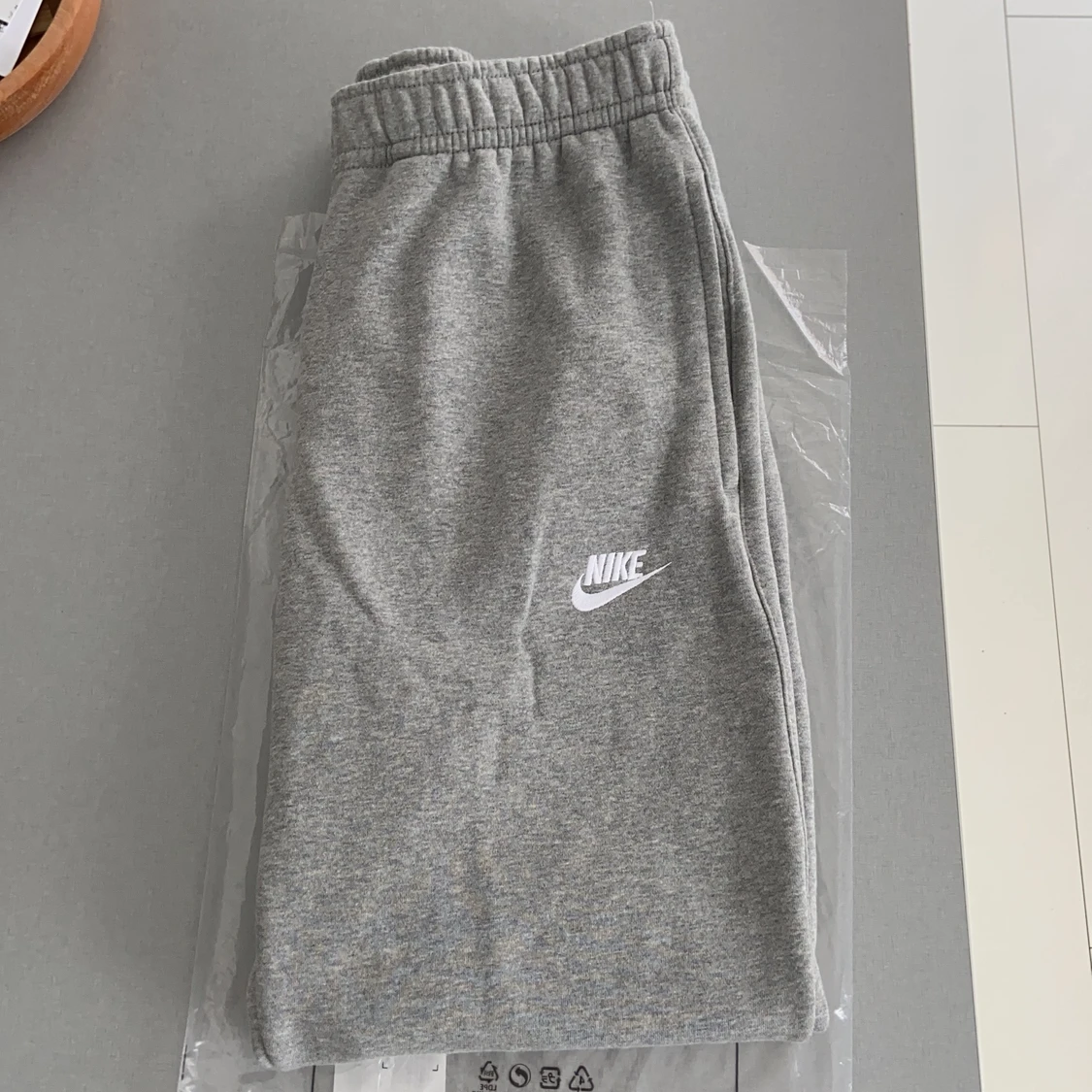 Nike grå mjukisbyxor - 90