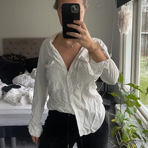 Skjorta - Vit skjorta från zara, säljer även liknande i svart. Ostruken på bilden 