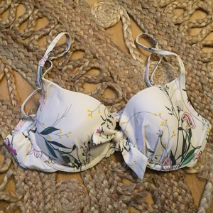 Bikinitopp - Den är från Åhléns och är aldrig använd, för att jag tyvärr inte kan ha den. Man knyter den bak och den är vadderad med bygel. Den är köpt för ca 200 kr. Det tillkommer frakt kostnad och jag tar emot swish:) kolla in min profil för fler badkläder och annat!