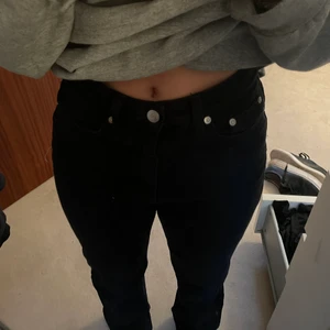 Jeans  - Ett par weekday jeans, i modellen ROWE. De är helt svarta och inte alls urtvättade💕