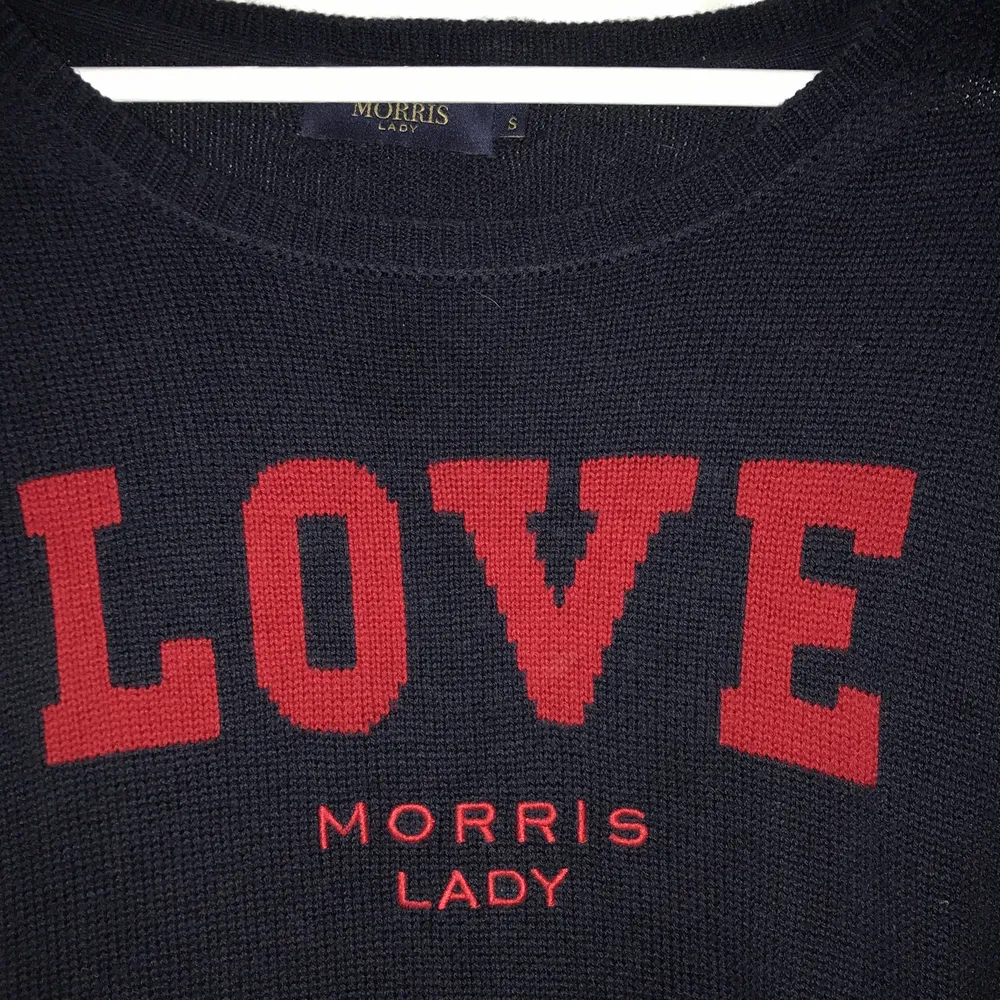 Finstickad marinblå Morris lady tröja i storlek S och i nyskick. Röd text på bröstet och superfin 💖. Tröjor & Koftor.