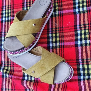 Summer sandlar  - Användade en gång och passar 39_ 40. Jätte bra till summer och fritid.finns fler bilder och bud I kommenterna 