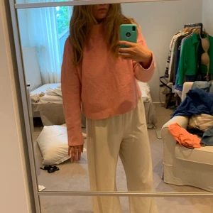 Stickad tröja & Other Stories - Storlek: S, rosa stickad tröja från & Other Stories jättefin och sticker inte alls. Använd cirka 5 gånger. Perfekt till ett par jeans eller något.