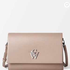 Carin Wester väska  - (Lånade bilder) Säljer nu min Carin Wester väska för den kom aldrig till användning, använde en gång när jag köpte den men var inte min stil så den är helt ny skick, köpt för 400kr men säljer för 200kr💕 skriv för egna bilder💕