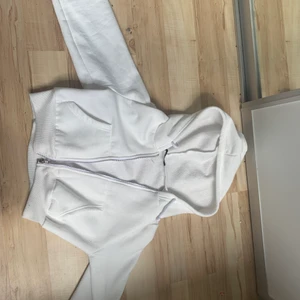 Vit kofta, från SHEIN, storlek S - Nu säljer jag denna fina vita kofta, säljer pga att den aldrig kommer till andvändning, sparsamt andvänd och Andvänd Max 3 gånger. 