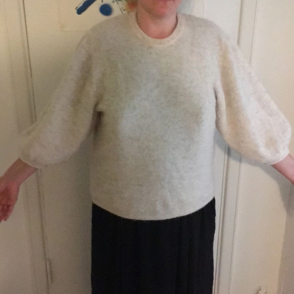 Cremevit tröja från Stylein. Trekvartslånga ”ballongärmar”. Mycket mjuk kvalitet - 56% baby alpaca 42% nylon 2% spandex. Köpt för ca. 2 år sedan. Använd ca. 10ggr. Hittar inget att anmärka på såsom fläckar eller tråddragningar. . Stickat.