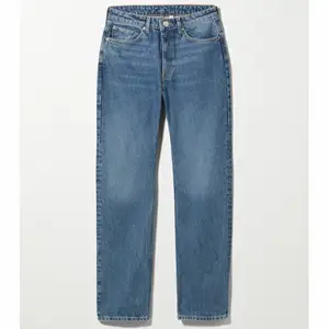 Knappt använda mörkblåa jeans från weekday i strl 26/28🤩 Raka i modellen och passar dig som är runt 160cm lång perfekt😍 