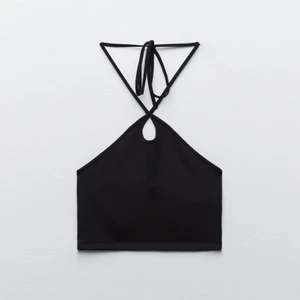 Topp - Topp med knytband från Zara, använt 2 gånger! Andra bilden är lånad🤍🍒 