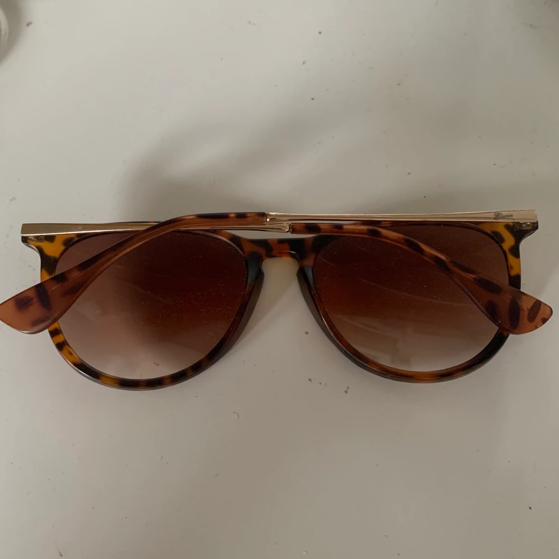 Solglasögon med leopardbågar - 90