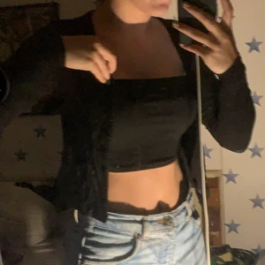 Svart kofta - Svart kofta från hm i storlek XS. Strechight material. Kan dela på frakt eller mötas i Norrköping. 