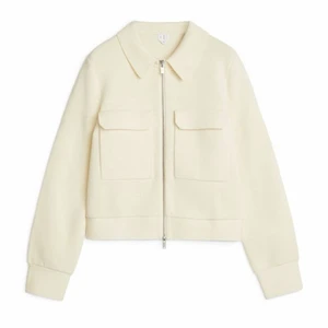Arket Boxy Merino Jacket Ny - Helt ny med prislappar Merino boxy jacket från arket. Strl L och offwhite i färgen. Så snygg men tyvärr fel färg för mig. Nypris är 1350 kr✨ Frakt tillkommer