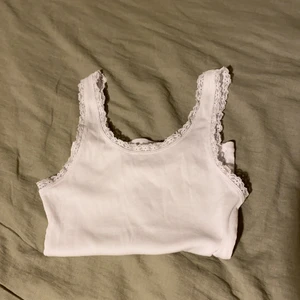 ✨Hollister✨(Strl xs) - Super gulligt linne med spetskant! Säljer pga att den nt kommer t användning. Pris kan diskuteras. Köpare står för frakt💘