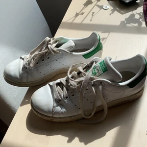 Stan Smith skor - Fint skick, skulle man byta skosnören & putsa till skorna lite hade de sett ut som nya! Säljs pga att dom aldrig kommer till användning 💗
