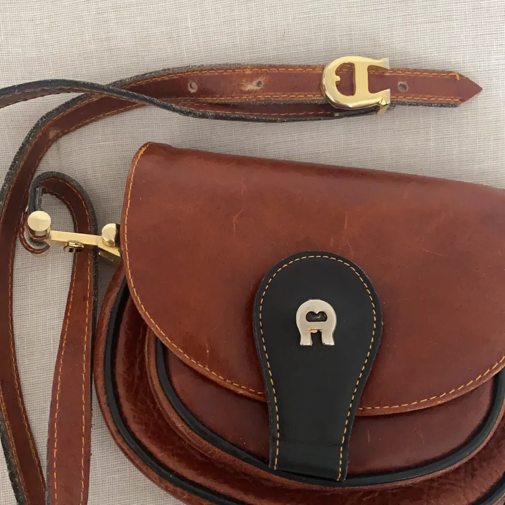 Fin äldre handväska! Superfin med guldiga detaljer och magnetiskt knäppe. . Väskor.