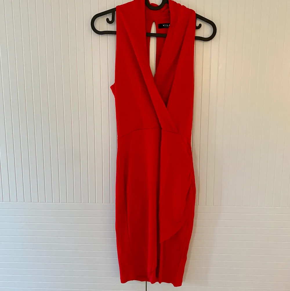 Säljer denna supersnygga röd klänning, så snygg men den är för liten för mig. 🙈 Kan även hämtas upp i Uppsala. . Klänningar.