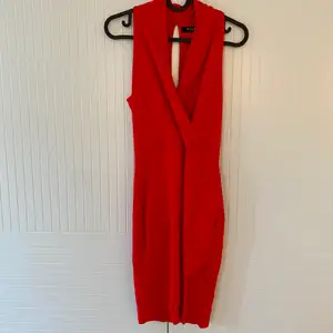 Säljer denna supersnygga röd klänning, så snygg men den är för liten för mig. 🙈 Kan även hämtas upp i Uppsala. 