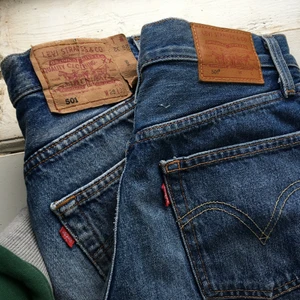 Levi’s shorts - Ett par mörkblå Levi’s shorts i storlek W25. Köpte dem på Carlings för 549 kr och de säljs nu pga att de inte används för 300 kr. De är nyskick🌸 (Läs bio!✨)