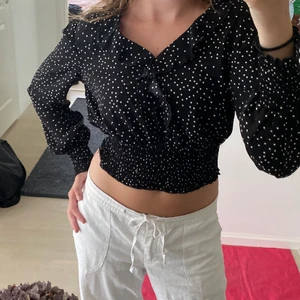 Prickig blus från BikBok - En vit/svart prickig blus från BikBok med volanger🙏🏻