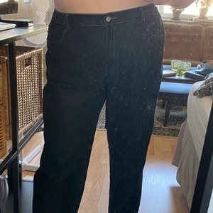 Jeans med resår i midjan - Mörkgrå jeans köpta second hand med resår i midjan! Jag har storlek 48/XL/2XL i jeans och skulle säga att dessa är som i en storlek 50/52! I jeansen står det D26! Frakt tillkommer efter vägning eller hämtas i Umeå!