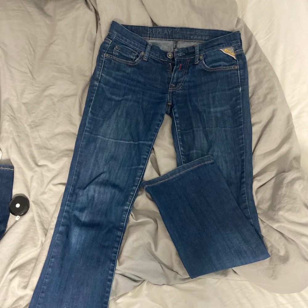 Lågmidjade Replay-jeans som ej kommer till användning! ❤️ Innerbenslängd: 72cm. Skriv för mer info. Jeans & Byxor.