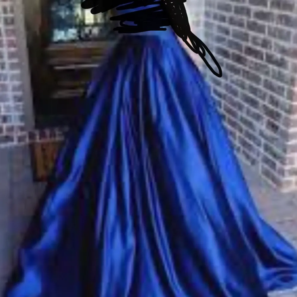 Elegant mörkblå klänning, som ny, används en gång. . Klänningar.