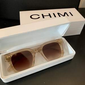 Chimi solglasögon i modellen 04 i färgen ECRU. Köpt för ca 2 månader sedan men knappt använda så som nya! Mjukt fodral, hårt fodral och original box medföljer! Skriv för fler bilder. 